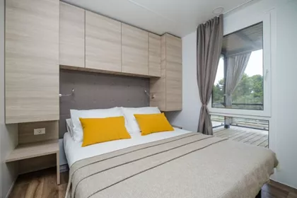 Deluxe mobile home - bedroom.jpg